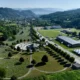 A Srebrenicai Emlékközpont a város bejáratánál