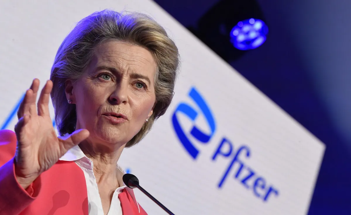 Ursula von der Pfeizer (Leyen) állítólag személyes, így titkos üzenetváltásokat folytatott Albert Bourlával, a Pfizer vezérigazgatójával a koronavírus elleni vakcinabeszerzésről