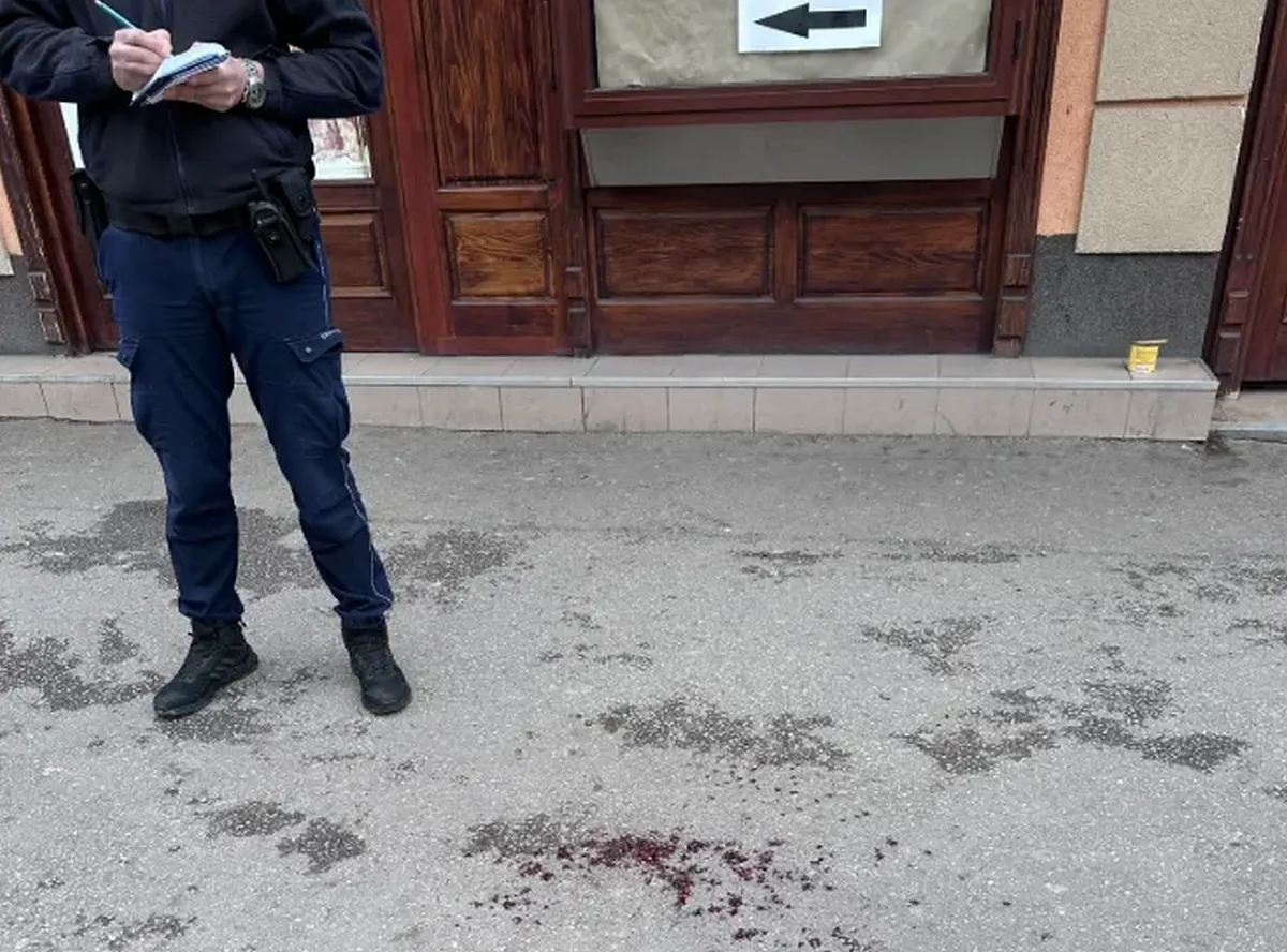 Szerbiában késsel támadták meg a Niši Egyetem dékánját 3 Vérnyomok a helyszínen, és a tényállást rögzítő rendőr, Szerbiában a jelek szerint ez még ceruzával történik
