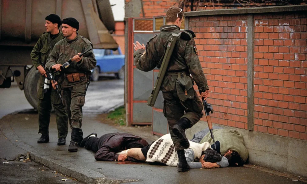 Emlékszünk a bijeljinai mészárlásra. 1992. április 1-je és 2-a között szerb félkatonai csoportok (Arkan tigrisei) mintegy 48-78 bosnyák civilt gyilkoltak meg a boszniai Bijeljina városában. Ez a bűntény volt a boszniai népirtás előzménye, első eseménye (Forrás: Rolling Stones)