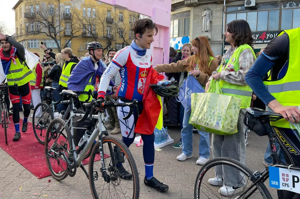 Szabadkára érkezett az a nyolcvan szerbiai egyetemista, aki csütörtökön reggel biciklivel indult Újvidékről Strasbourgba (Fotó: Tómó Margaréta)