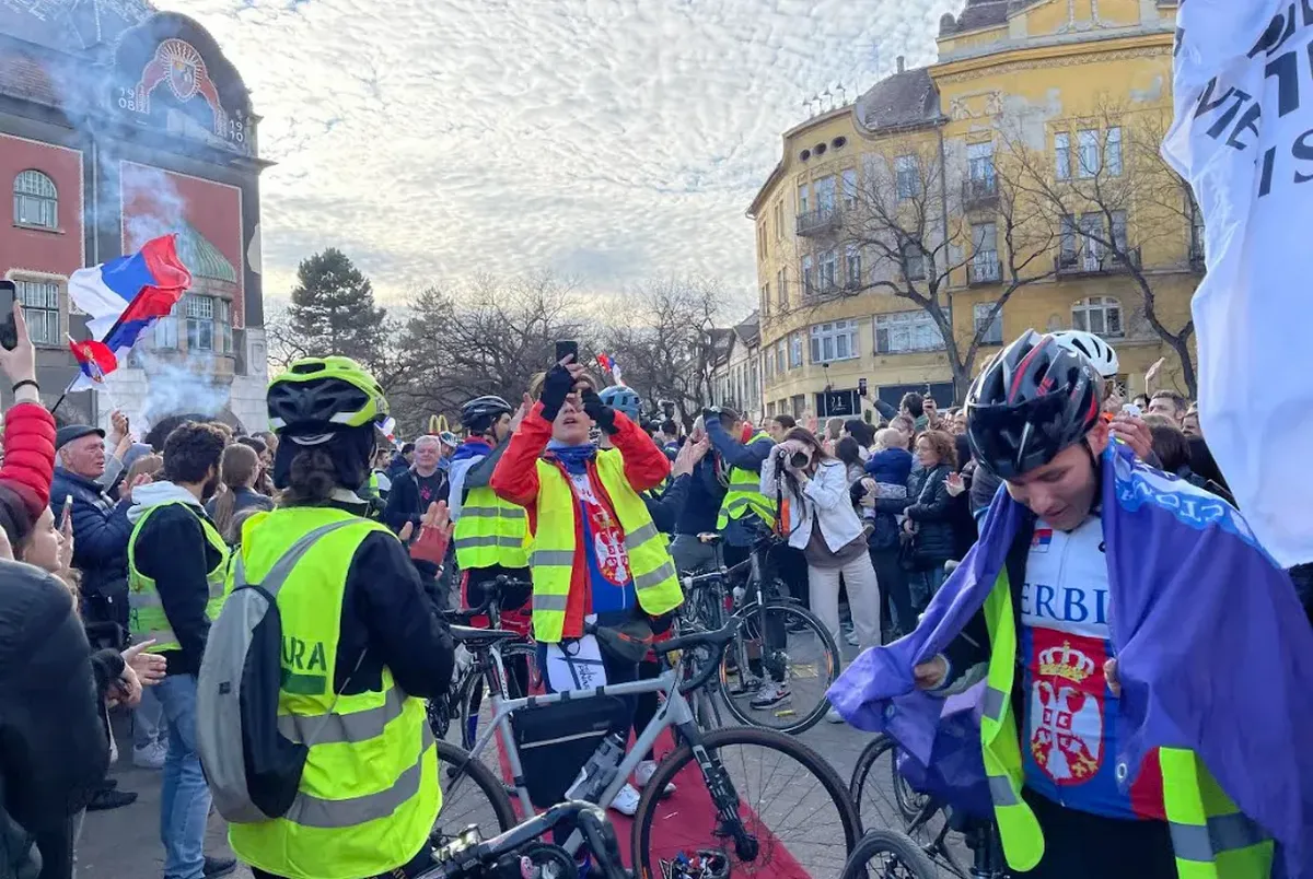 A Strasbourgba indult szerbiai egyetemisták Szabadka főterén