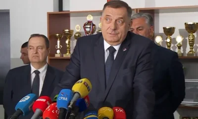 Milorad Dodik beszédet mond a rendőrségnapi rendezvényen, amelyen megállapította, hogy a rendőrség az egyik legfontosabb intézmény, mert megőrzi a boszniai Szerb Köztársaság nemzeti és állami jellegét