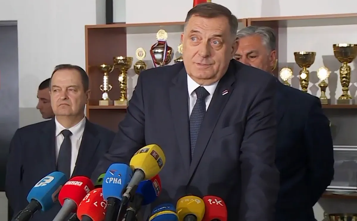 Milorad Dodik beszédet mond a rendőrségnapi rendezvényen, amelyen megállapította, hogy a rendőrség az egyik legfontosabb intézmény, mert megőrzi a boszniai Szerb Köztársaság nemzeti és állami jellegét
