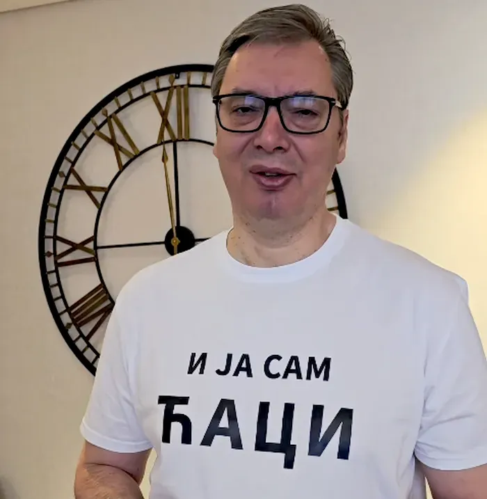 Karácsony fogadta a Strasbourgba tartó szerb egyetemistákat 2 A szerb elnök a "kvázi egyetemisták" meglátogatásakor bejelentette, hogy magára veszi "ünneplő pólóját", amelyen azt írja, hogy ő is "caci"