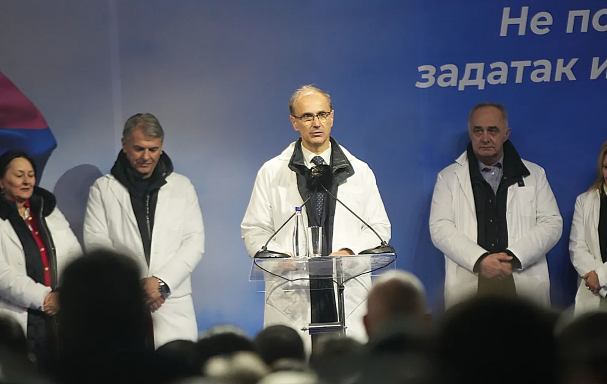 Vučić: Az új szerb kormányfőjelölt Dr. Đuro Macut 3 Macut és orvostársai a jagodinai nagygyűlésen