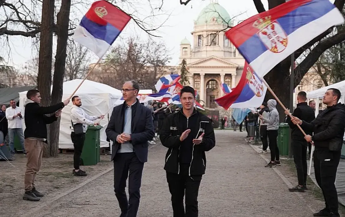 Vučić: Az új szerb kormányfőjelölt Dr. Đuro Macut 5 Bevonulás a politikába: a miniszterelnöki poszthoz a Pionír (Úttörő) parkon keresztül vezetett az út: Đuro Macut és Miloš Pavlović, kormánypárti diákvezér