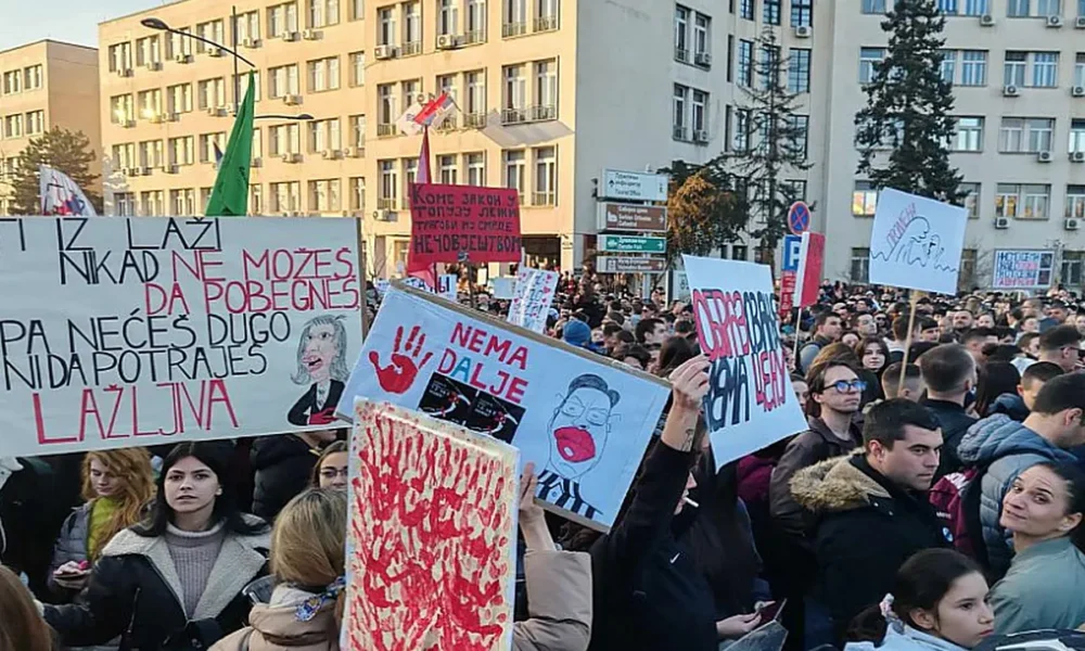 Az újvidéki egyetemisták szerint Szerbiának olyan kormányt kell létrehoznia, amely teljesíteni tudja a diákok követeléseit. Ezért arra a következtetésre jutottak, hogy az egyetlen lehetséges megoldás a szakértői kormány felállítása