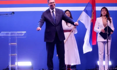 A beszéd végén a szerb elnök egy nagyobb méretű zászlót kezdett lengetni, miközben tűzijáték világította meg az éjszakát