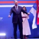A beszéd végén a szerb elnök egy nagyobb méretű zászlót kezdett lengetni, miközben tűzijáték világította meg az éjszakát