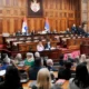 A szerbiai parlament 2024-ben mindössze 27 napot ülésezett. Összehasonlításképp: 2021-ben – amikor az ellenzék bojkottálta a választásokat, és nem vett részt a munkában – a parlament 100 ülésnapot tartott