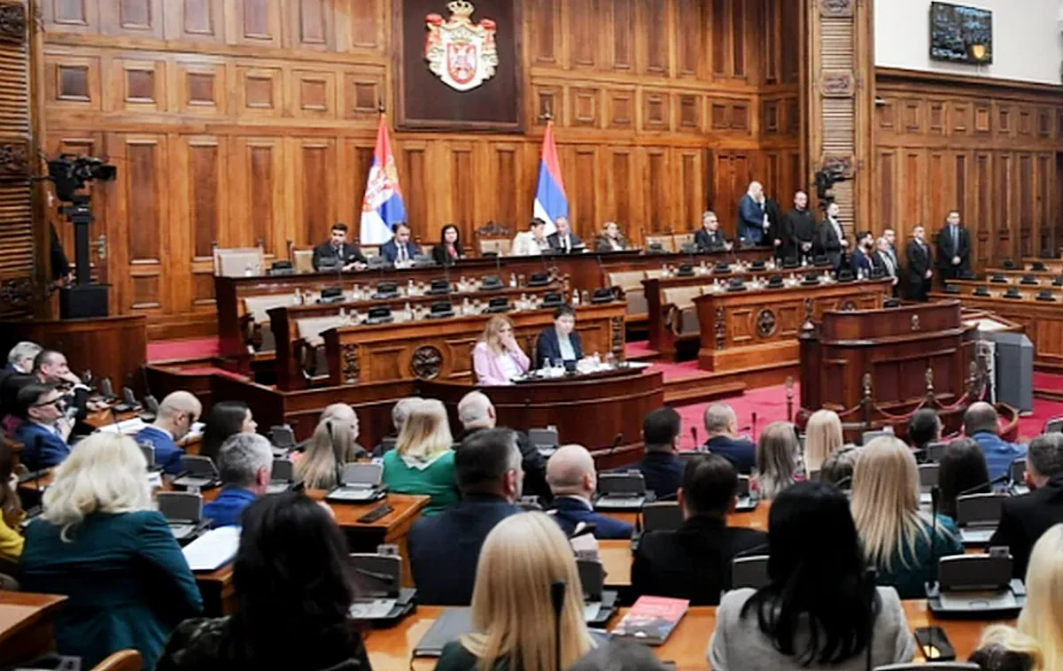 A szerbiai parlament 2024-ben mindössze 27 napot ülésezett. Összehasonlításképp: 2021-ben – amikor az ellenzék bojkottálta a választásokat, és nem vett részt a munkában – a parlament 100 ülésnapot tartott