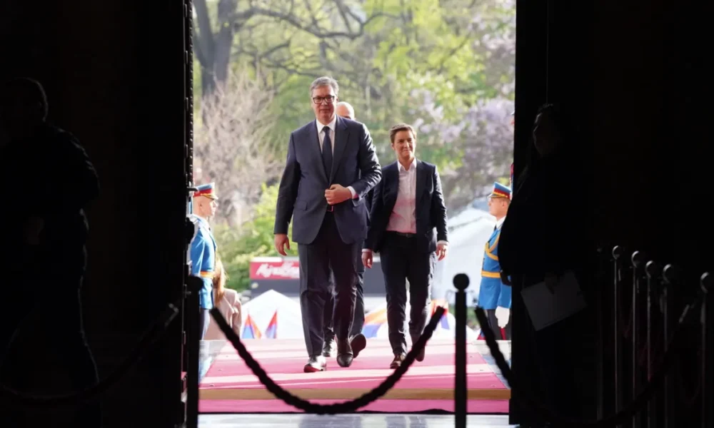 Az eskütételen részt vett Aleksandar Vucic is, elvégre az ő kormánya. Mögötte Ana Brnabic somolyog