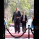 Az eskütételen részt vett Aleksandar Vucic is, elvégre az ő kormánya. Mögötte Ana Brnabic somolyog