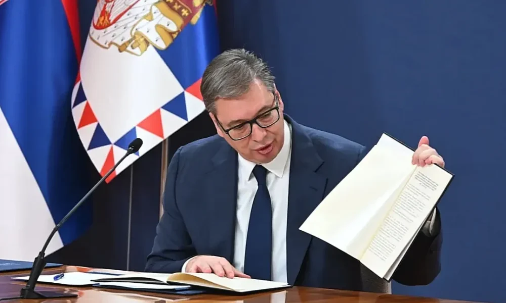 Kedden érkezett meg az orosz Szövetségi Biztonsági Szolgálat vizsgálatának hivatalos jelentése, amely a szerb elnök szerint határozottan megállapítja, hogy a Szerbia rendőri erőinél birtokolt akusztikus eszközöket nem használták a március 15-i tüntetés során