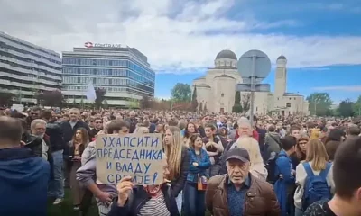 Tartóztassák le az elnököt és a szerb kormányt – olvasható a transzparensen, amelyet az idős hölgy tart az alábbi videóban