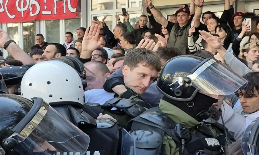 Rendőri erőszak az újvidéki Testnevelés Kar előtt