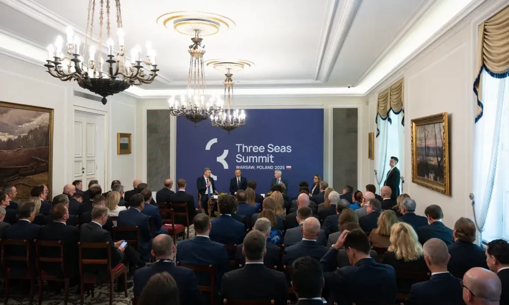 A Három Tenger Kezdeményezés keretében a horvát miniszterelnök Varsóban részt vesz egy panelbeszélgetésen a lengyel elnökkel és az amerikai energiaügyi miniszterrel Plenkovic úgy véli, hogy számos globális kihívással összefüggésben a #3SI formátum politikai és geostratégiai jelentőséggel bír.