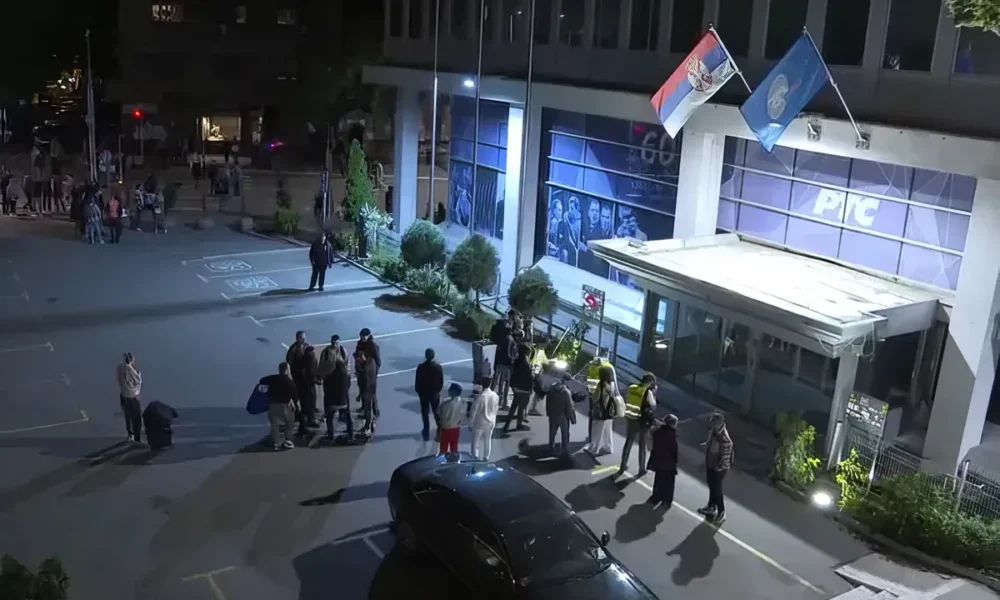 A diákok este fél tízre feltakarítottak maguk után a szerbiai közszolgálati televízió székházánál, amelyet két hétig tartottak blokád alatt