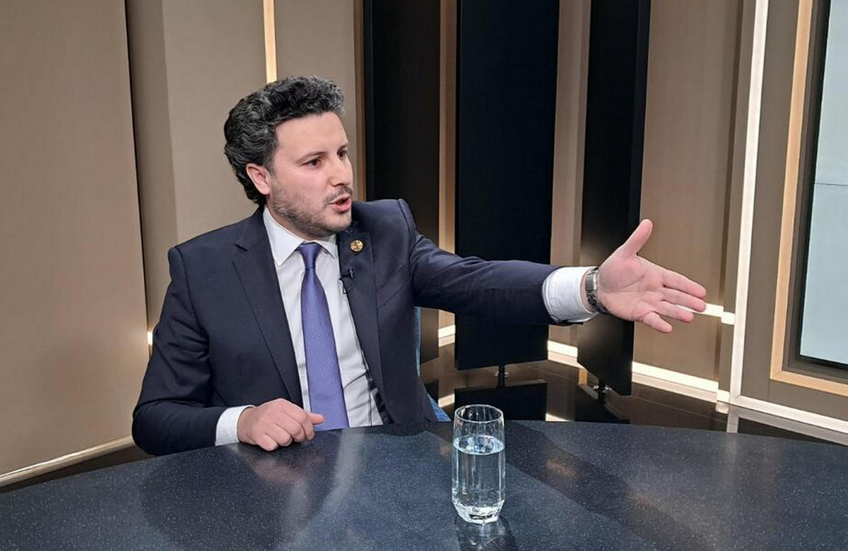 Az albán származású Dritan Abazović szerint közbeszerzési pályázatot kell kiírni, amelyre Alabbar és esetleg valaki más is jelentkezhet. Ha pedig Spajić azt mondta, hogy egy cégnek lobbizik, akkor le kell tartóztatni, állami és önkormányzati tulajdont nem lehet csakúgy odaígérni valakinek