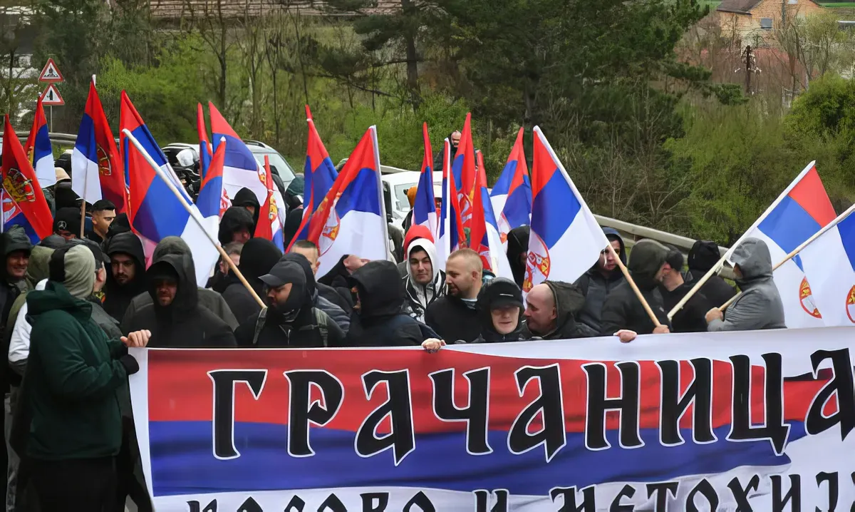 Most lesz egy kis kormánypárti gyaloglás, Vučić ezt kívánja? 4 A kemény mag, szintén frissen vasalt transzparenssel
