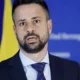 A javaslat szerint 110 millió konvertibilis márkát fordítanak az adósság visszafizetésére, a fennmaradó 90 milliót pedig a Szövetség és az RS osztják fel, a javaslat a képen látható Srđan Amidžićtól (SNSD) származik