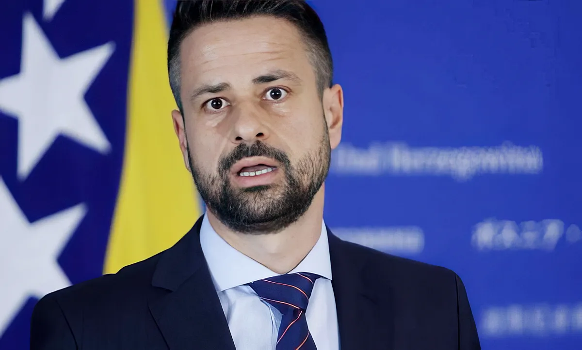 A javaslat szerint 110 millió konvertibilis márkát fordítanak az adósság visszafizetésére, a fennmaradó 90 milliót pedig a Szövetség és az RS osztják fel, a javaslat a képen látható Srđan Amidžićtól (SNSD) származik