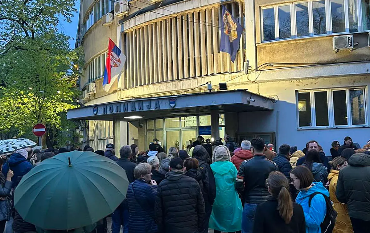Az erősen ellenzéki Nišben a diákok az esti órákig demonstráltak a kihallgatások ellen