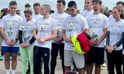 A szerbiai maratonfutó diákok egy része a fehér rózsával