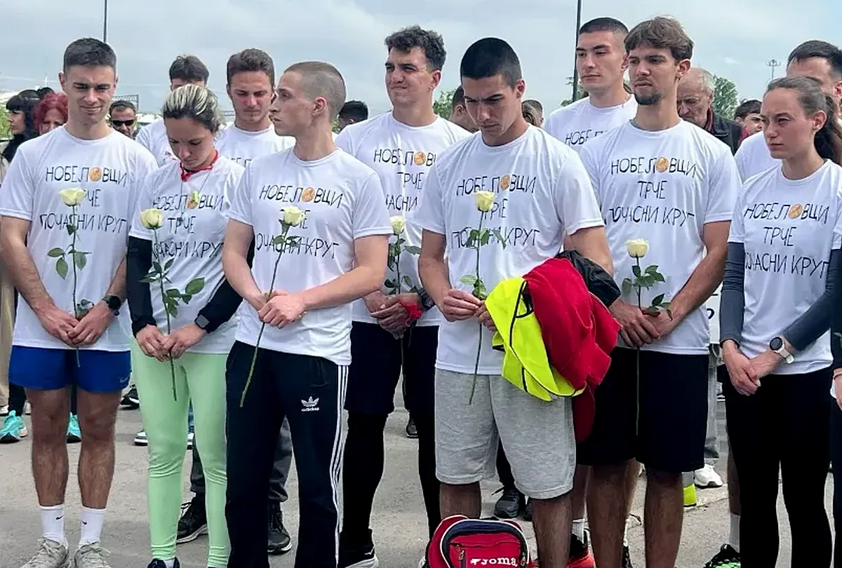A szerbiai maratonfutó diákok egy része a fehér rózsával