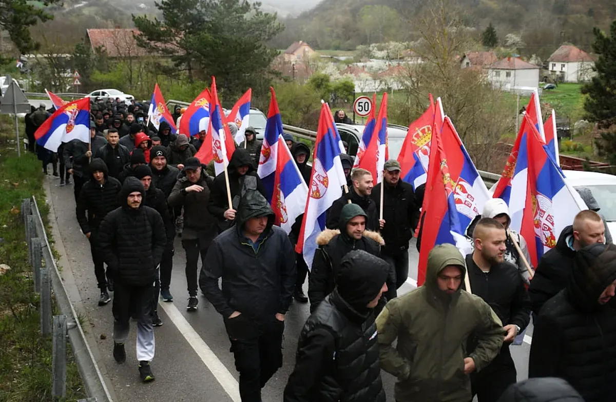 Most lesz egy kis kormánypárti gyaloglás, Vučić ezt kívánja? 3 A hátsó fertálynak már nem jutott szép zászló, másmilyen sem