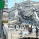 Itt tartott a kínai építkezés Bangkokban, és ez maradt belőle. A képen látható kínai felirat egy ünnepi jellegű kifejezés, amelyet gyakran használnak építkezéseken, különösen amikor egy épület eléri a legmagasabb pontját. A 顶吉 (dǐng jí) – kb. „szerencsés tetőzés” vagy „jó szerencsét a befejezéshez”. A 封大 (fēng dà) – szó szerint „lezárás nagy” vagy „teljes lezárás”, de ez ebben a kontextusban inkább az épület szerkezeti lezárására, befejezésére utalhat