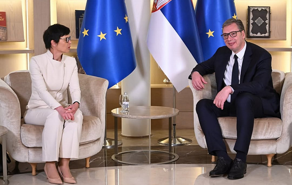 Az EU-biztosnak nem örült, Orbánt viszont szívesen látja 5 A szerb elnök figyelmesen hallgatja a bővítési biztos szavait