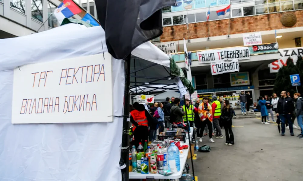 A diákok a közszolgálati televízió előtti teret a Belgrádi Egyetem rektoráról, Vladan Đokić térnek nevezték el. Đokićot nagypénteken szólította be a rendőrség meghallgatásra
