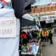 A diákok a közszolgálati televízió előtti teret a Belgrádi Egyetem rektoráról, Vladan Đokić térnek nevezték el. Đokićot nagypénteken szólította be a rendőrség meghallgatásra