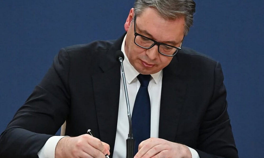 ÚJABB BÁBJÁTÉK: Aleksandar Vučić szerb elnök nyilvánosan - egy nemzeti sajtótájékoztatón - aláírja Đuro Macut kinevezését a miniszterelnöki posztra