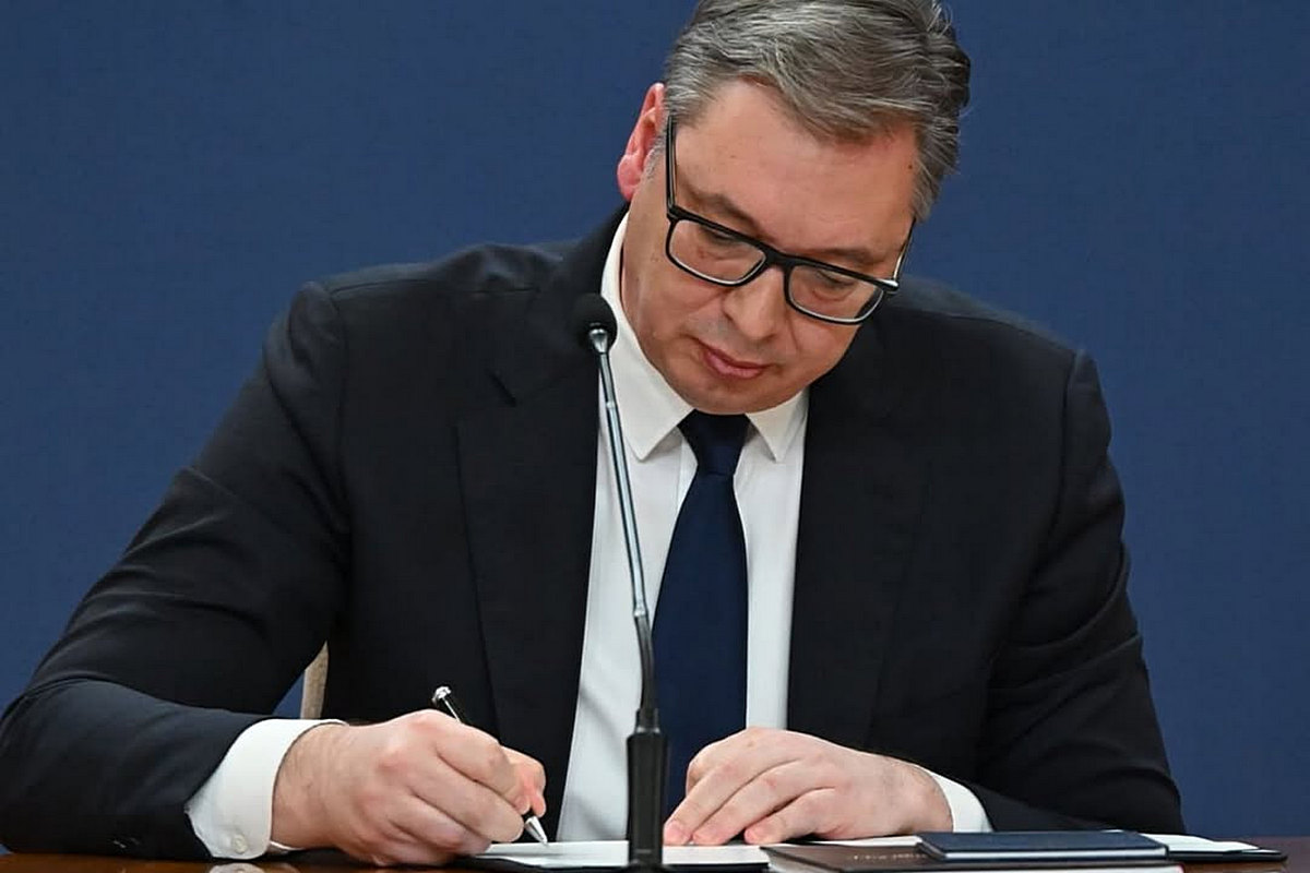 ÚJABB BÁBJÁTÉK: Aleksandar Vučić szerb elnök nyilvánosan - egy nemzeti sajtótájékoztatón - aláírja Đuro Macut kinevezését a miniszterelnöki posztra