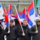 Hátizsák szinte szál se, viszont frissen vasalt zászló annál több. Belgrádba indult kétszáz koszovói szerb - szombatra akarnak felérni - gyalog