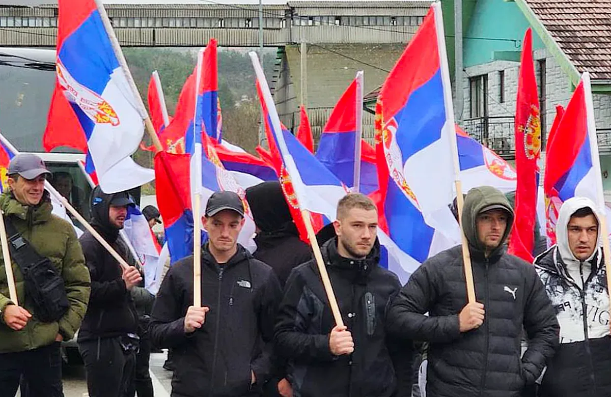 Hátizsák szinte szál se, viszont frissen vasalt zászló annál több. Belgrádba indult kétszáz koszovói szerb - szombatra akarnak felérni - gyalog