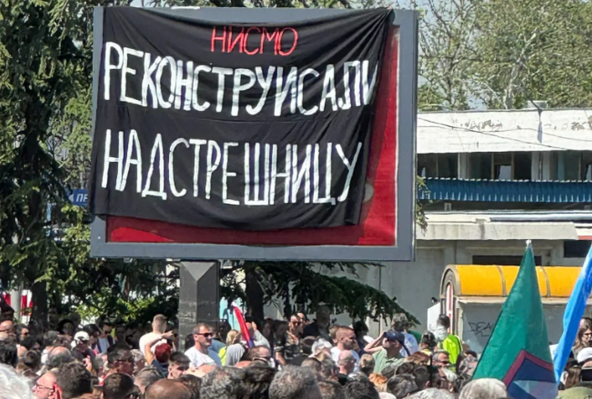 A molinó a kormányzat hazugságaira figyelmeztet: „Nismo rekonstruisali nadstrešnicu”, vagyis „nem újítottuk fel az előtetőt” 