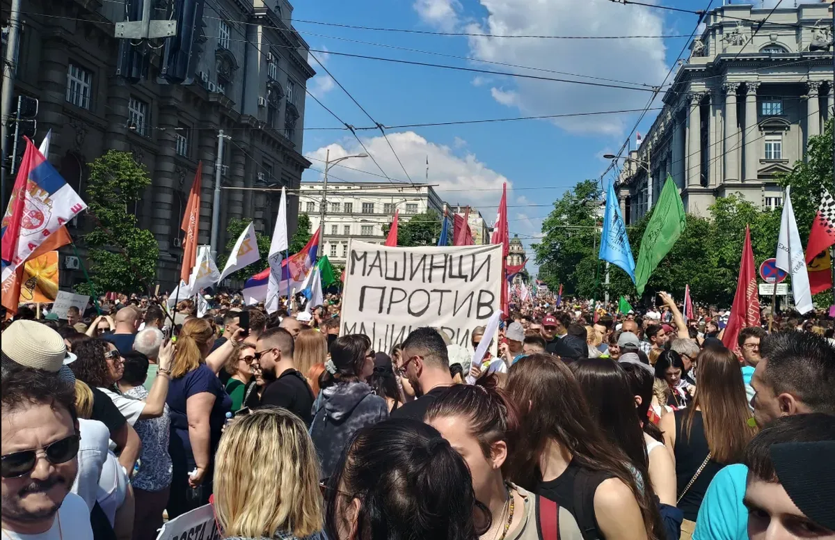 A tüntetésen az egyetemisták is részt vettek, a transzparensen az olvasható, hogy a "gépészek a gépezet ellen"