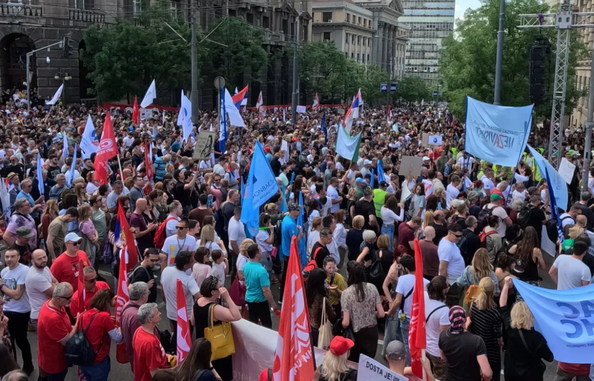 Május elsejei tüntetés a kormány épületénél Belgrádban