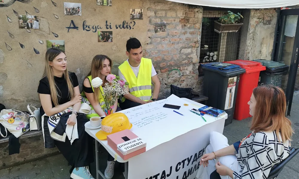 Az egyetemisták egyik "falusi csoportokat" szerveztek a vidéki lakosság tájékoztatására, "Kérdezd az egyetemistákat" (Pitaj studente!) jelszóval