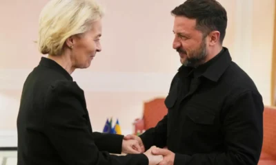 Leyen mintha irracionálisan "politikailag szerelmes lenne Zelenszkijbe", ezért elhanyagolja az EU érdekeit, míg Zelenszkij aláírta az ásványianyag-egyezményt Trumppal, mert az az ő érdekeit szolgálja - írja az alább elemzésre kerülő cikkhez csatolt képet kommentálva a zágrábi Jutarnji list