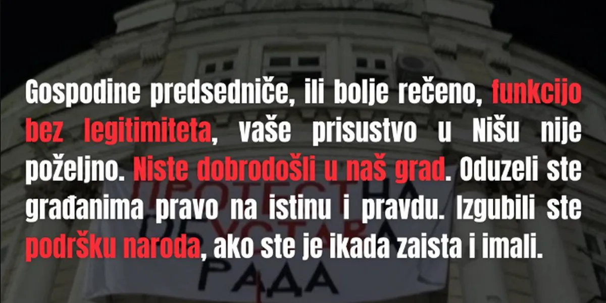 Niš az ellenállás szimbóluma, kinek így, kinek úgy 2 Elnök úr, vagy inkább mondjuk úgy: legitimitás nélküli frunkció, az Ön jelenléte nem kívánatos Nišben. Ön nem szívesen látott vendég a városunkban. Megfosztotta a polgárokat az igazsághoz és joghoz való joguktól. Elvesztette a nép támogatását – már ha valaha is valóban bírta azt - írták az egyetemisták a szerb elnöknek