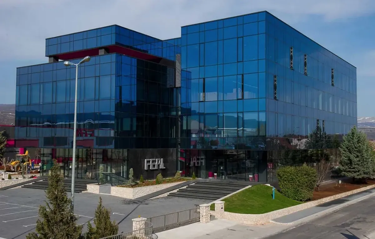 A pénz beszél, a bosnyákok és a szerbek marakodnak 5 A FEAL termékei közé tartoznak a különféle alumíniumprofilok, amelyek alkalmazhatók ablakokhoz, ajtókhoz, homlokzatokhoz és más építészeti megoldásokhoz. A FEAL székháza modern és impozáns, tükrözve a vállalat innovatív szemléletét