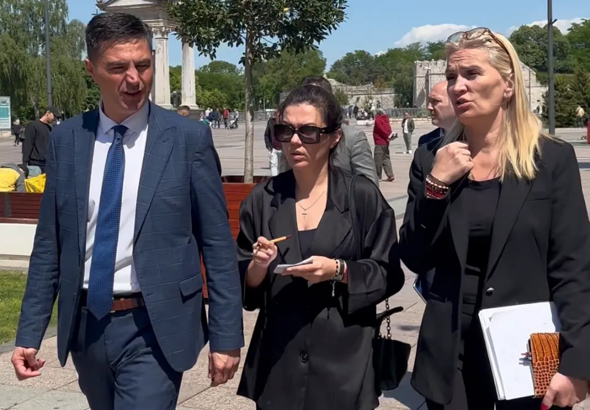 Dragoslav Pavlović polgármester városi illetékesek társaságában járja be a helyszínt (Forrás: Screenshot)