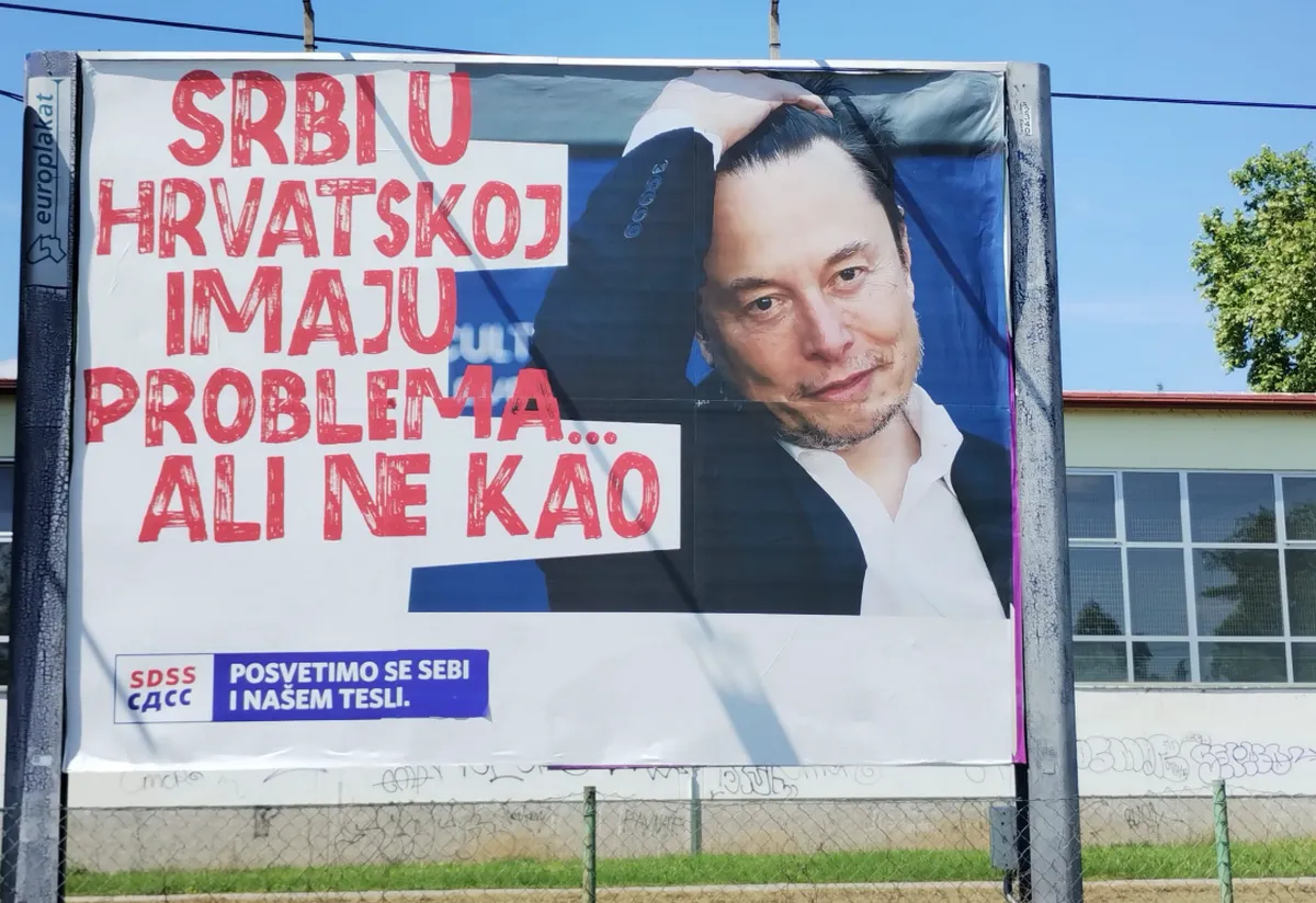 A horvátországi szerbek billboardja: "A szerbeknek vannak problémáik Horvátországban, de nem úgy, mint (Elon Musknak). Ezért a helyi szerb párt arra szólít fel, hogy inkább magukkal foglalkozzanak, és a saját Teslájukkal