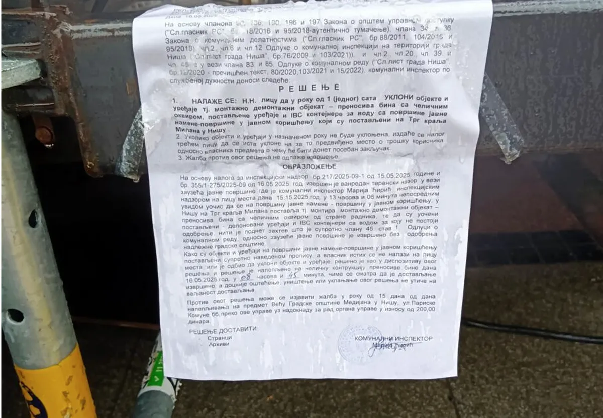 Szabálytalan színpad, eltüntetett határozat Nišben 2 A határozat indoklása a következő: A 35.5/1-275/2025-09-1.01 számú, 2025. május 15-i felügyeleti ellenőrzési megbízás alapján, valamint a 2025. május 16-ára tervezett, közterület-használattal kapcsolatos ellenőrzés céljából a kommunális felügyelő, Marija Trišić rendkívüli helyszíni ellenőrzést végzett. Az ellenőrzés során 2025. május 15-én 13 óra 6 perckor közvetlen megfigyeléssel azt állapította meg, hogy a niši Trg kralja Milana - vagyis a Milán király - téren egy acélszerkezetű színpad (színpadtesttel és felső vázzal) került felállításra, amely mobil jellegű, és nem rendelkezik semmilyen jóváhagyással, sem a községi kommunális hivatal engedélyével.
A helyszínen tartózkodó személyek nem tudták igazolni, hogy bármilyen kérelmet nyújtottak volna be az említett színpad felállítására. Mivel közterület-használati kérelem nem érkezett be, és nem áll rendelkezésre engedély sem, a határozat azonnali eltávolításra kötelezi az érintetteket.
A kommunális hatóság rögzíti, hogy a közterület szabálytalan igénybevétele – a hatályos rendeletek értelmében – indokolttá teszi a felszólítást, miszerint a létesítményt 1 (egy) órán belül el kell távolítani. Ha ez nem történik meg, a közterület-fenntartó szolgálat jogosult az eltávolítás elvégzésére az érintett költségére.