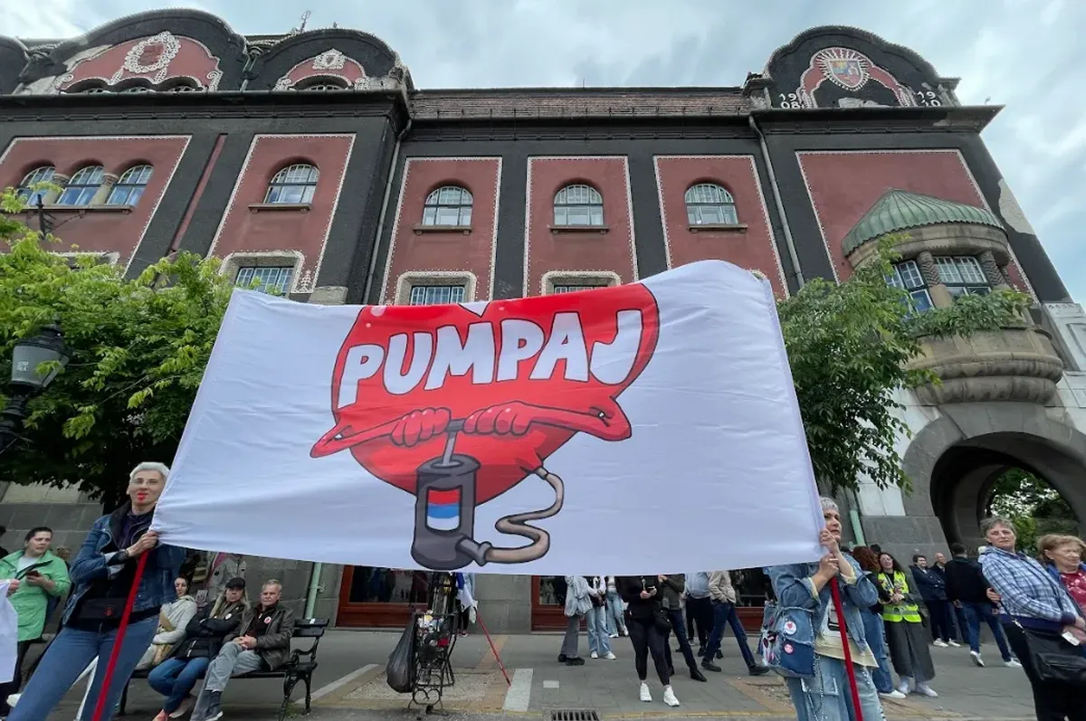 Pumpálnak tovább, a háttérben a szabadkai városháza, amelynek a homlokzatáról valamikor régen leverték a magyar címert - a kép balfelső sarka -  mert bántotta a szerb szemeket és lelkeket